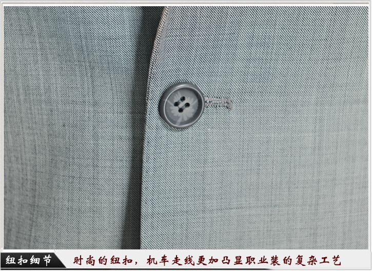 灰色平駁頭一?？勐殬I(yè)裝定制-紐扣細(xì)節(jié)展示，經(jīng)典的平駁頭衣領(lǐng)