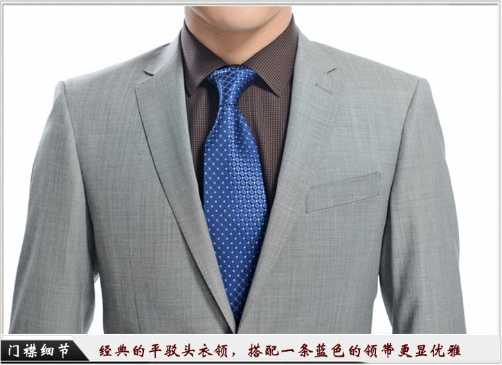 灰色平駁頭一?？勐殬I(yè)裝定制-門襟細(xì)節(jié)展示，經(jīng)典的平駁頭衣領(lǐng)